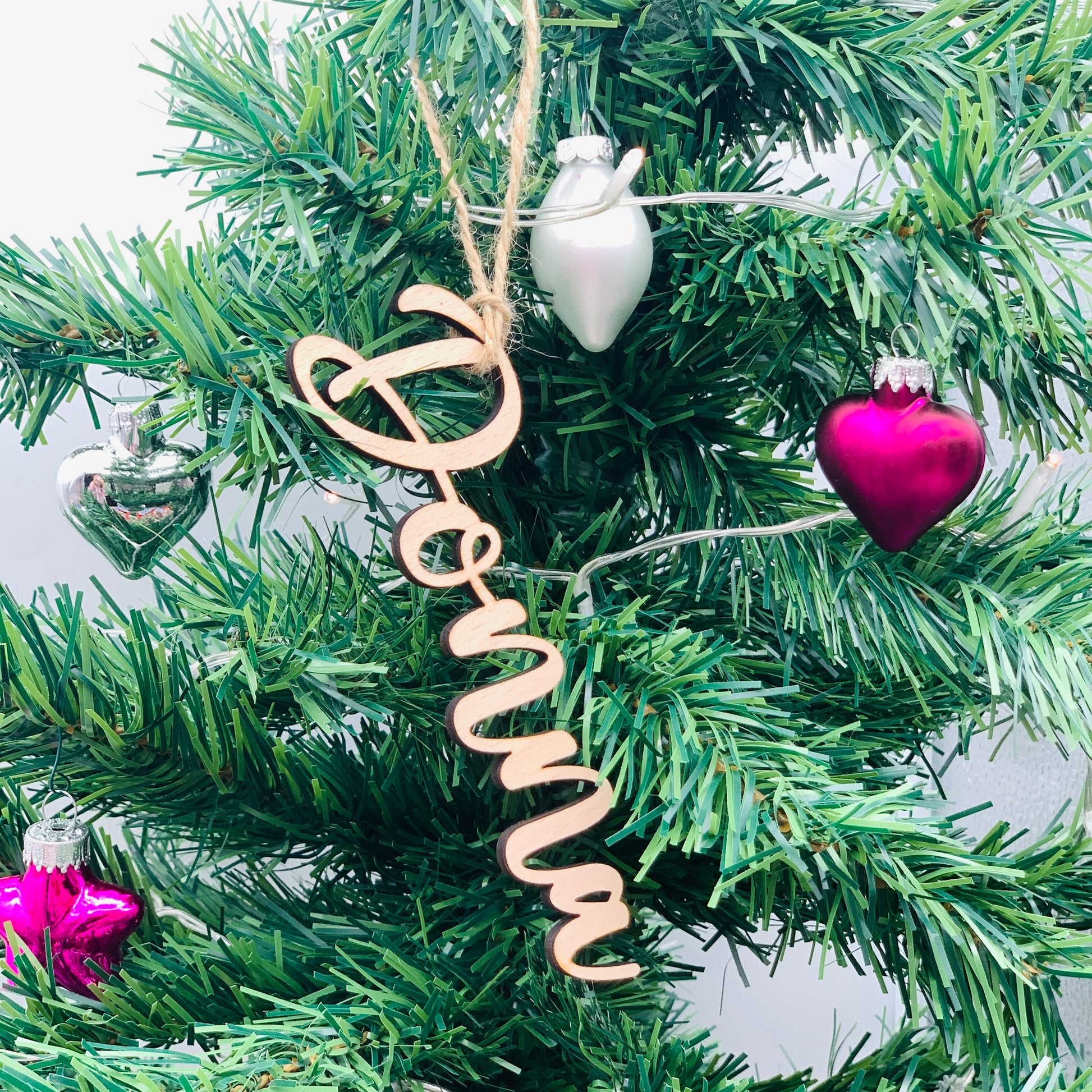 Weihnachtsornament Schriftzug aus Holz - Schriftzug Tannenbaum Anhänger - Weihnachtsbaumschmuck personalisiert