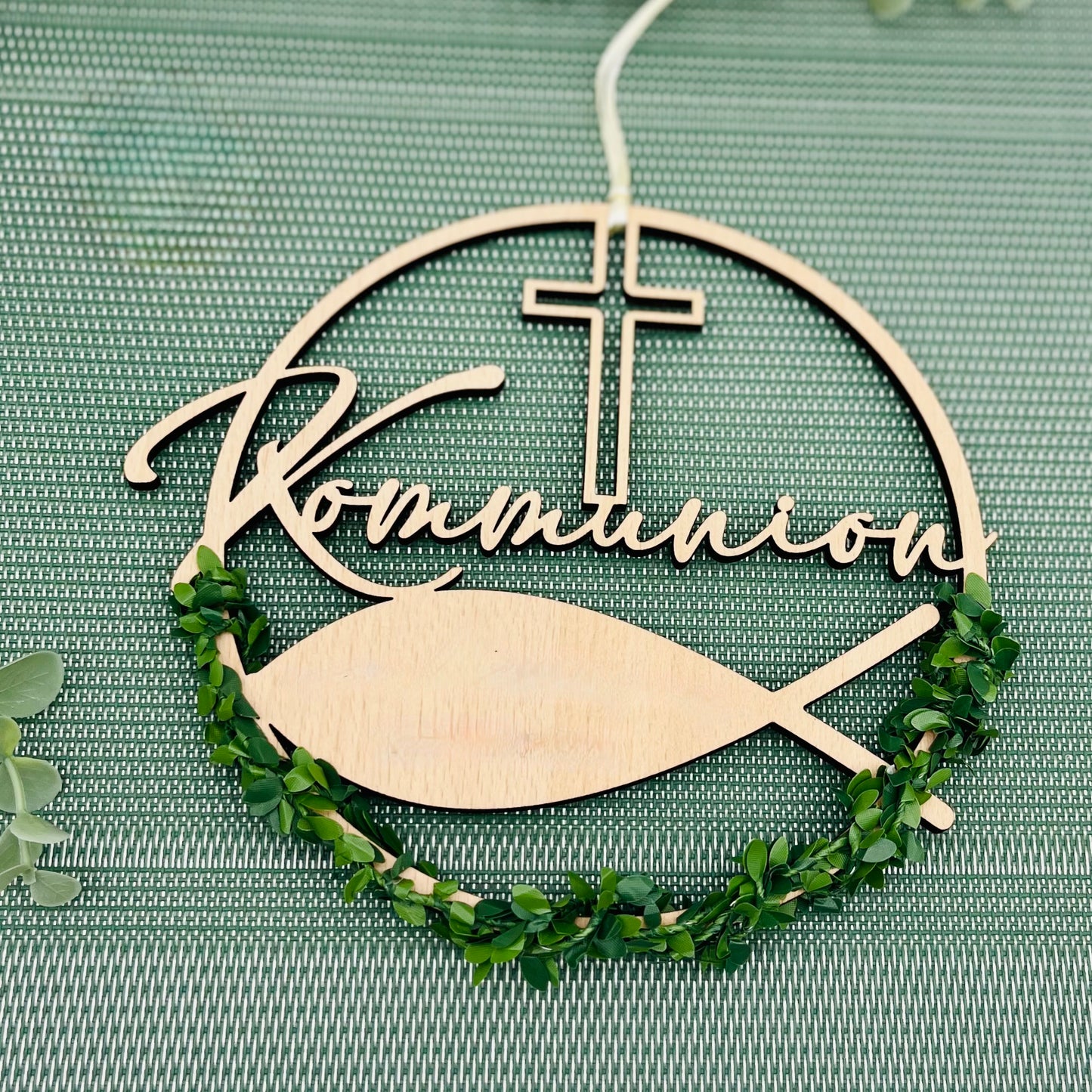 Kommunionsdeko Türkranz mit Kreuz und Fischsymbol - personalisiert