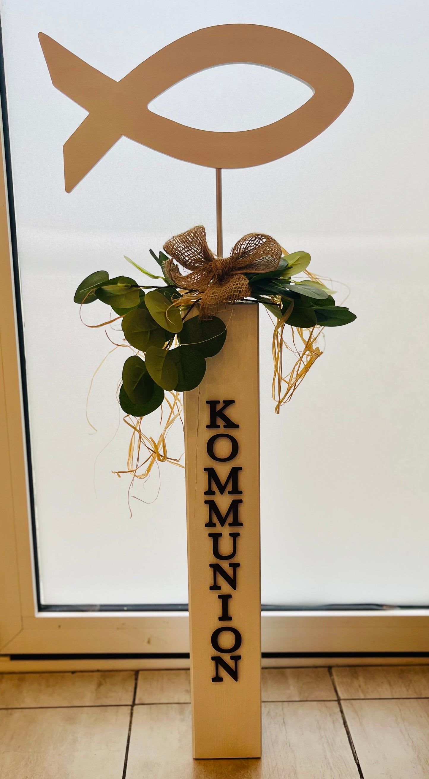 Kommunion Deko Fisch-Aufsteller Holz - Stele Fisch - handgefertigt personalisiert