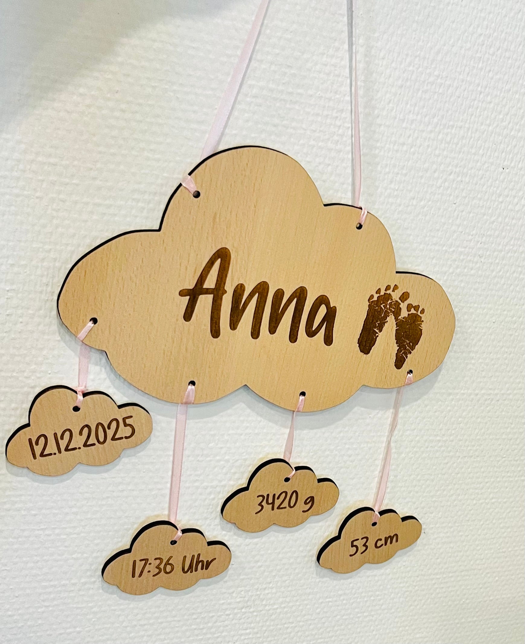 Personalisiertes Geburtsschild Wolke mit Babyfüßchen - Geschenk Geburt zum Aufhängen