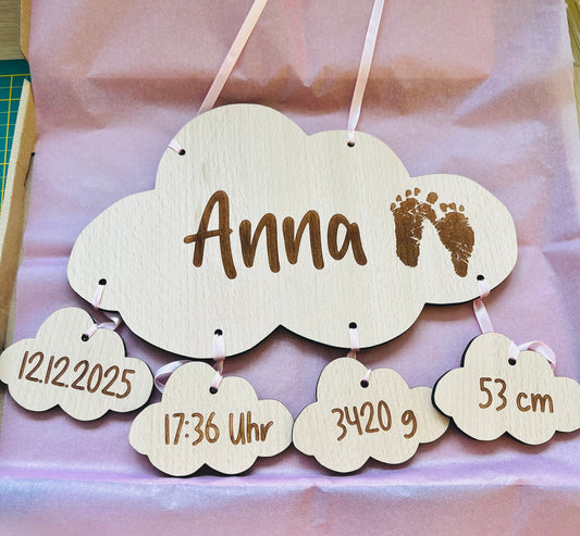Personalisiertes Geburtsschild Wolke mit Babyfüßchen - Geschenk Geburt - mit Gravur