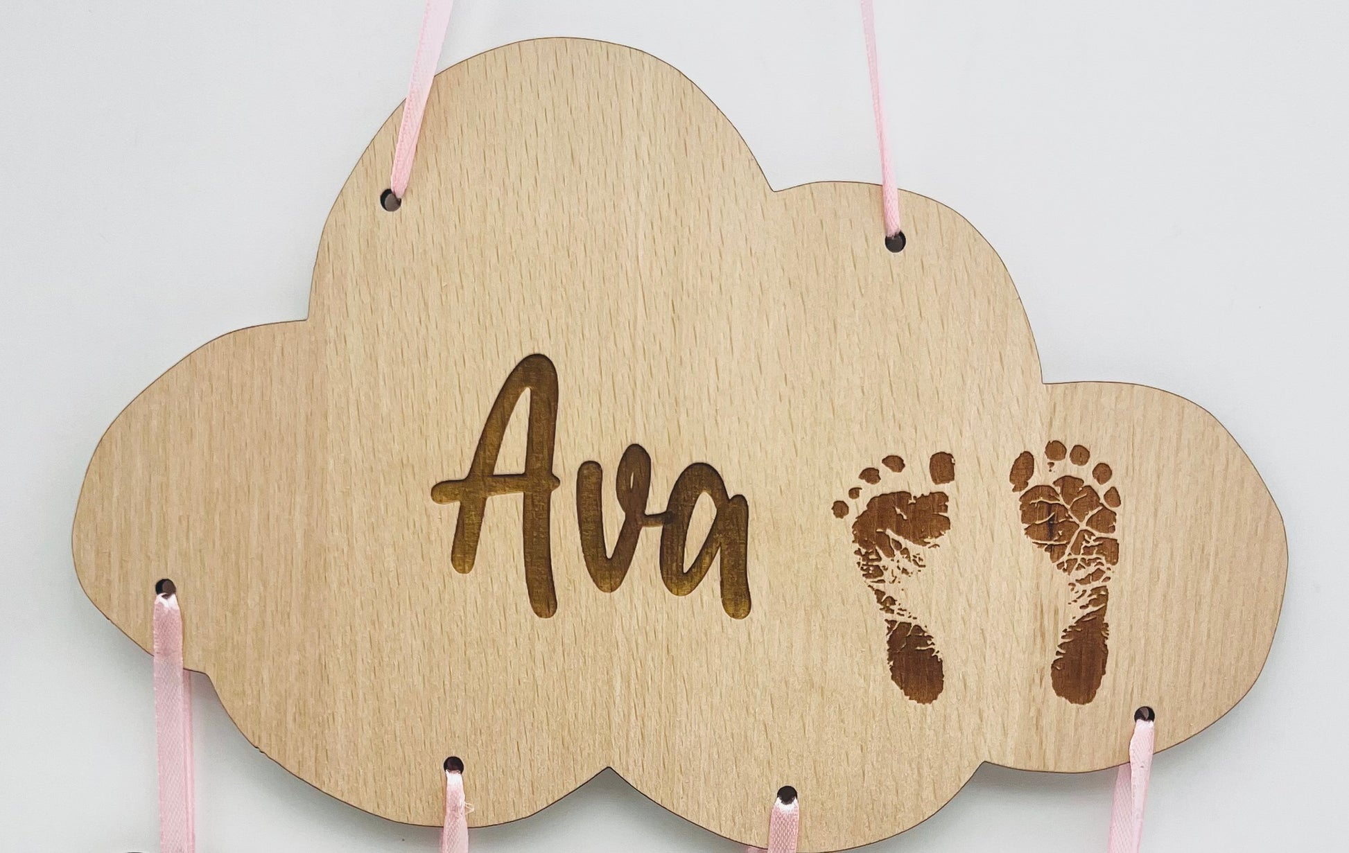 Personalisierte Baby Wolke aus Holz mit Name, Babyfüßchen und Geburtsdaten. Ein liebevolles Geschenk zur Geburt und wunderschöne Dekoration fürs Babyzimmer.