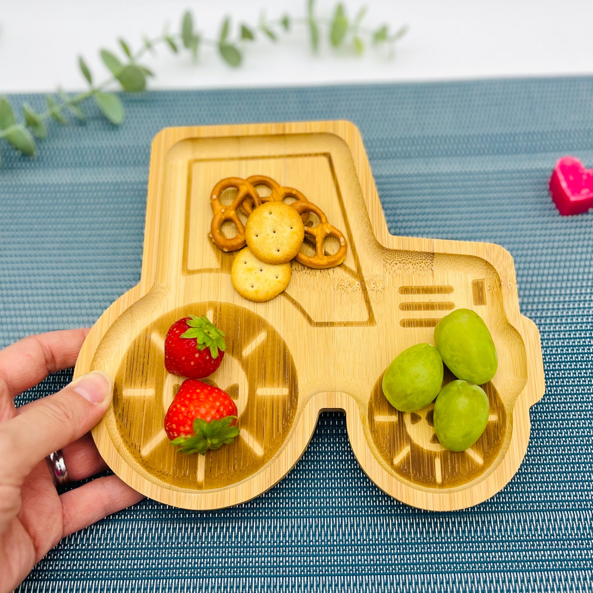 Geschenk Geburtstag Kinderteller mit Name Junge Mädchen | Kindergeschirr Holz  Babygeschenk Geburt Geschenk Taufe - Bambus Teller mit Gravur - Traktor Teller mit Früchten