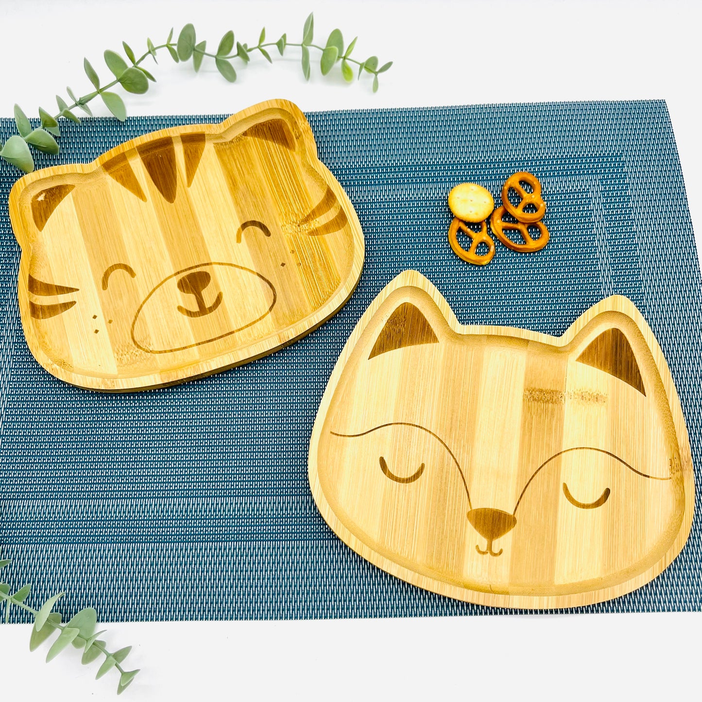 Geschenk Geburtstag Kinderteller mit Name Junge Mädchen | Kindergeschirr Holz  Babygeschenk Geburt Geschenk Taufe - Bambus Teller mit Gravur - Teller Tiger und Fuchs