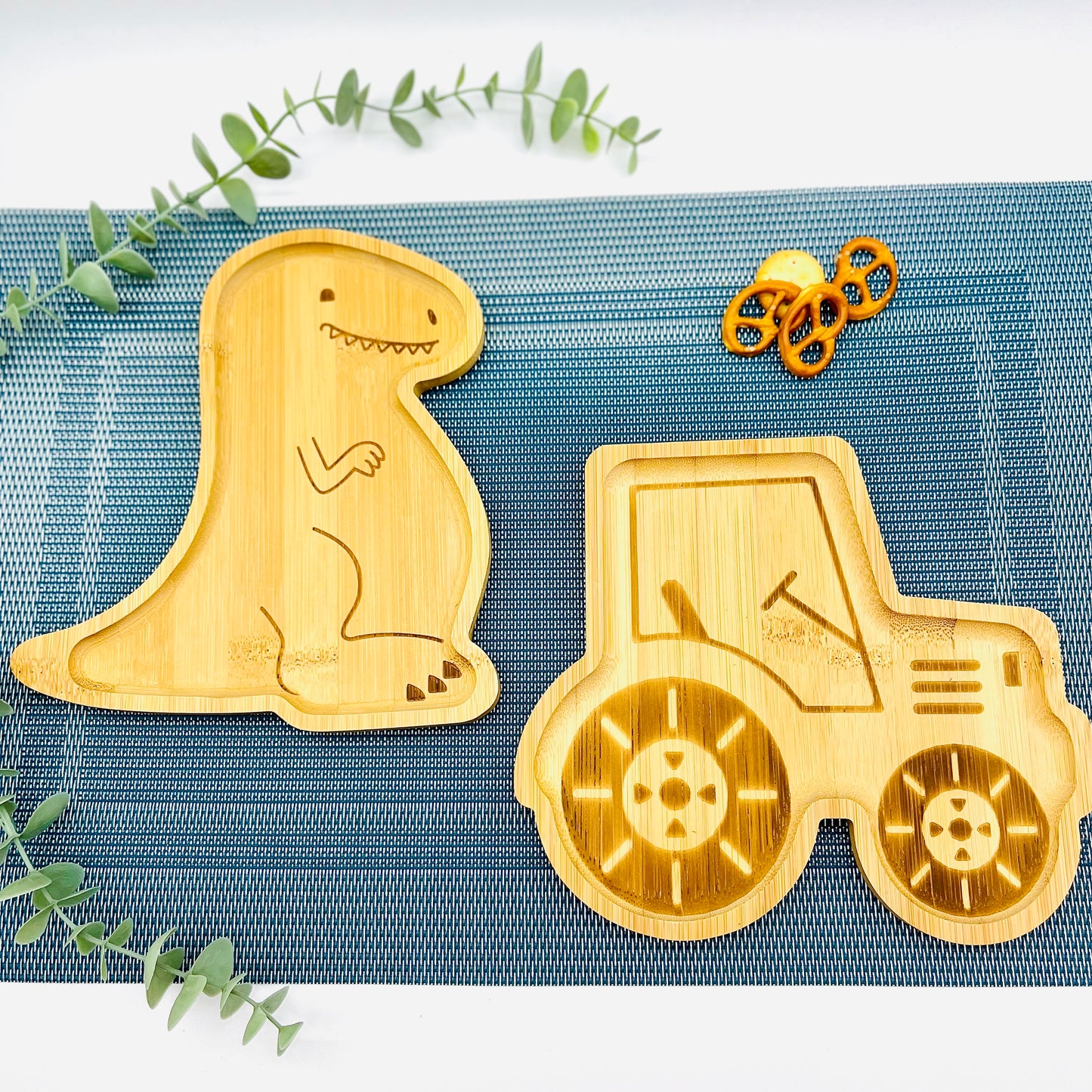 Geschenk Geburtstag Kinderteller mit Name Junge Mädchen | Kindergeschirr Holz  Babygeschenk Geburt Geschenk Taufe - Bambus Teller mit Gravur - Traktor und Dino