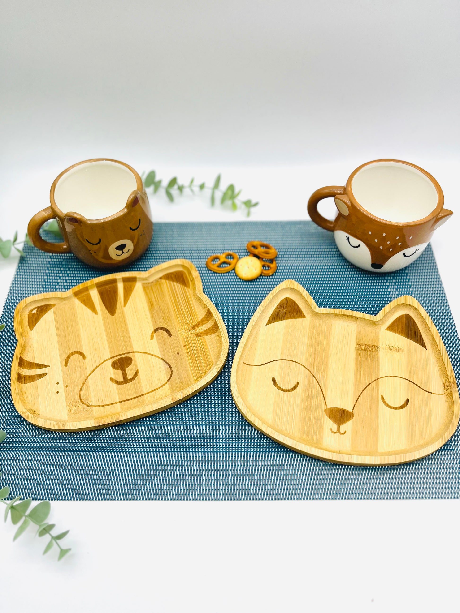 Geschenk Geburtstag Kinderteller mit Name Junge Mädchen | Kindergeschirr Holz  Babygeschenk Geburt Geschenk Taufe - Bambus Teller mit Gravur - Fuchs und Tiger Teller mit Tassen
