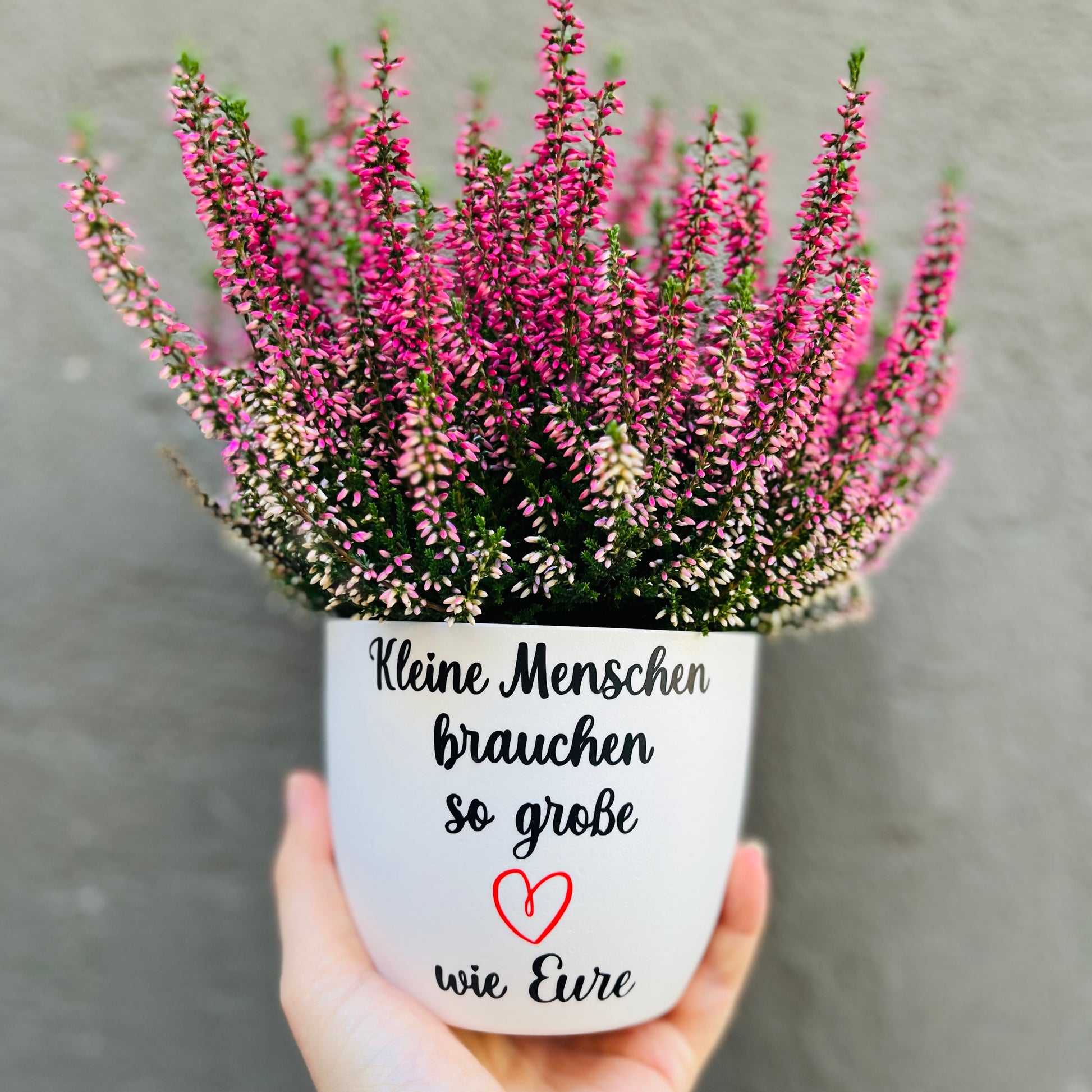 Blumentopf weiß oder schwarz "Kleine Menschen brauchen so ein großes Herz wie Deins / Eures" - Abschiedsgeschenk Lehrer oder Erzieher - personalisiert