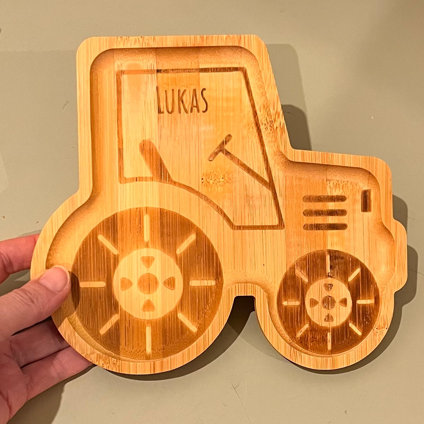 Geschenk Geburtstag Kinderteller mit Name Junge Mädchen | Kindergeschirr Holz  Babygeschenk Geburt Geschenk Taufe - Bambus Teller mit Gravur - Traktor