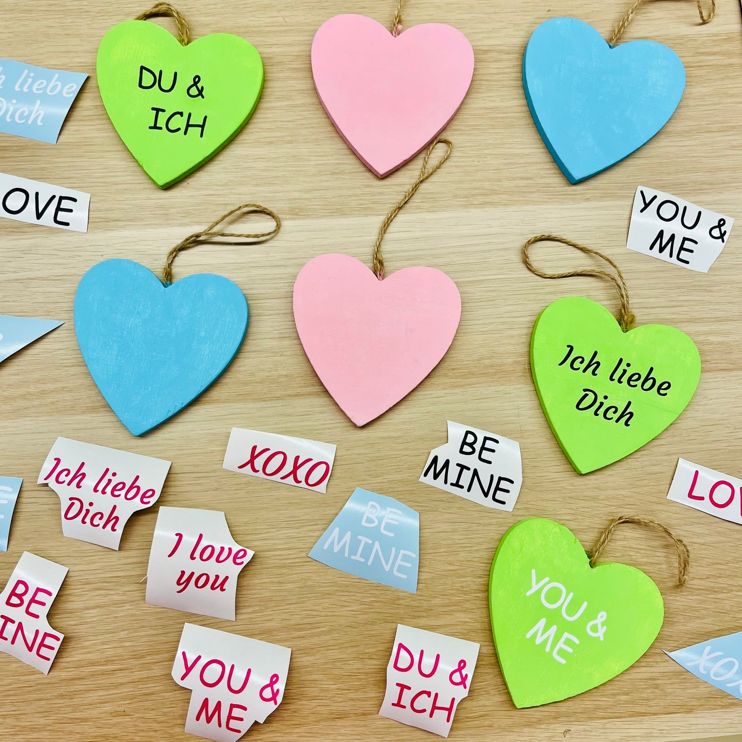 Geschenk zum Valentinstag für Paare - Valentinstagsgeschenk - Candy Hearts - Holzherz Geschenk für Verliebte - Herzanhänger Valentinstag personalisiert