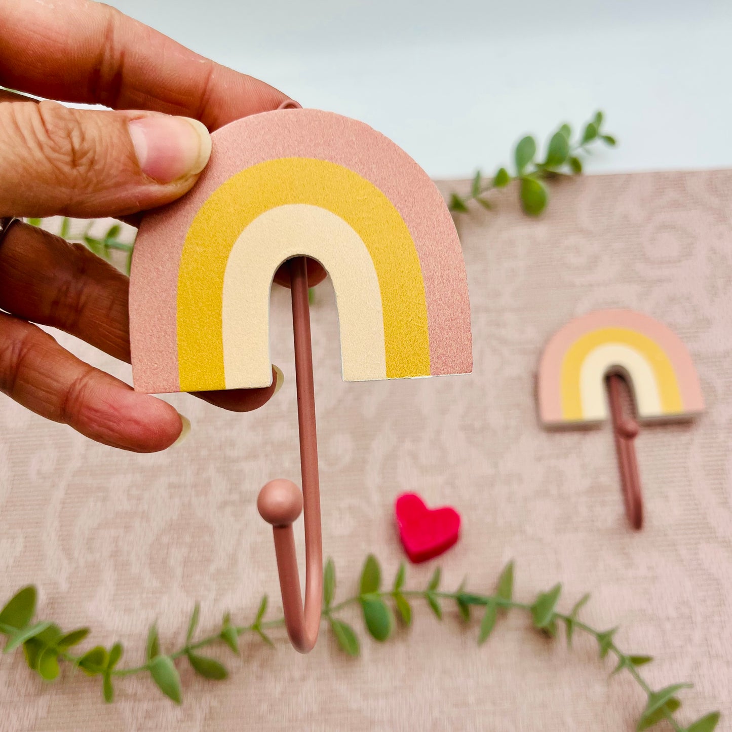 Regenbogen Wandhaken mit Name - Wanddeko fürs Kinderzimmer - Garderobe Kinder - Garderobenhaken Kind - Aufhänger - Sass&Belle