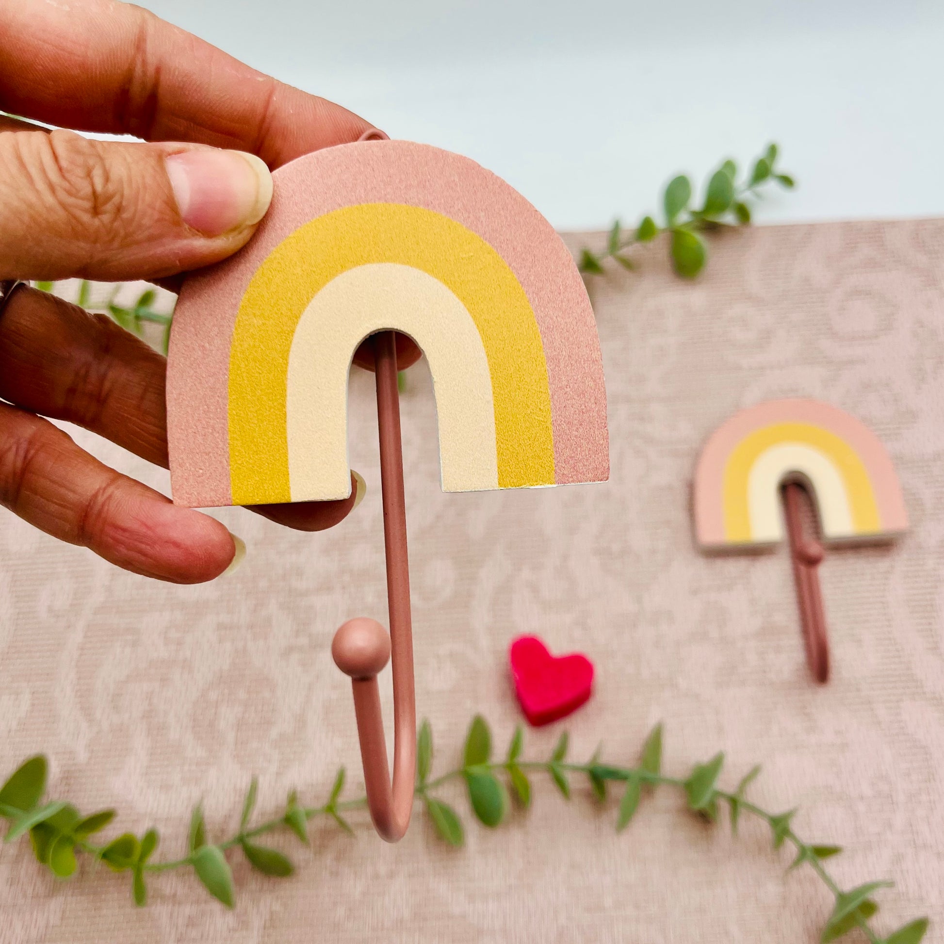 Wandhaken Kinderzimmer Regenbogen mit Namen - Garderobe für Kinder - Garderobenhaken Kinderzimmer Holz Wandhaken - Sass&Belle