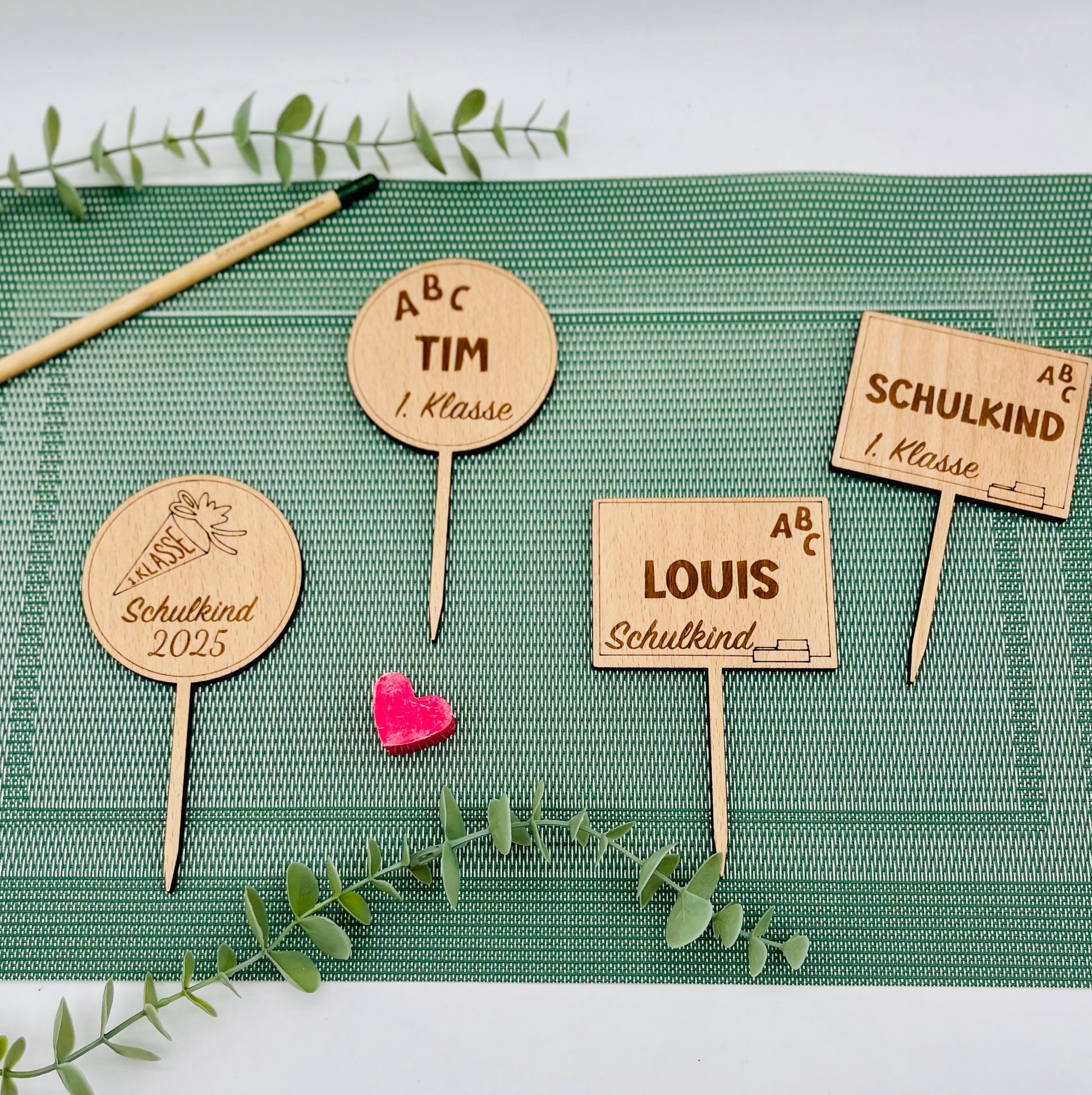 Holzstecker Einschulung personalisiert | Cake Topper Schulkind 2025 | Blumenstecker 1.Klasse | Geschenk zur Einschulung Holz | Tortenstecker - rund und eckig