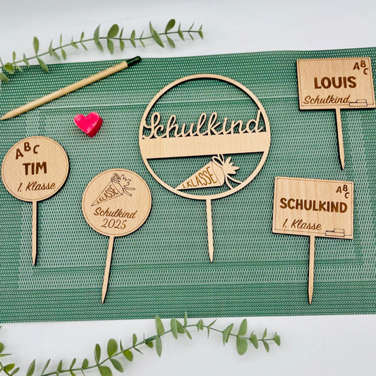 Holzstecker Einschulung personalisiert | Cake Topper Schulkind 2025 | Blumenstecker 1.Klasse | Geschenk zur Einschulung Holz | Tortenstecker verschiedene Designs