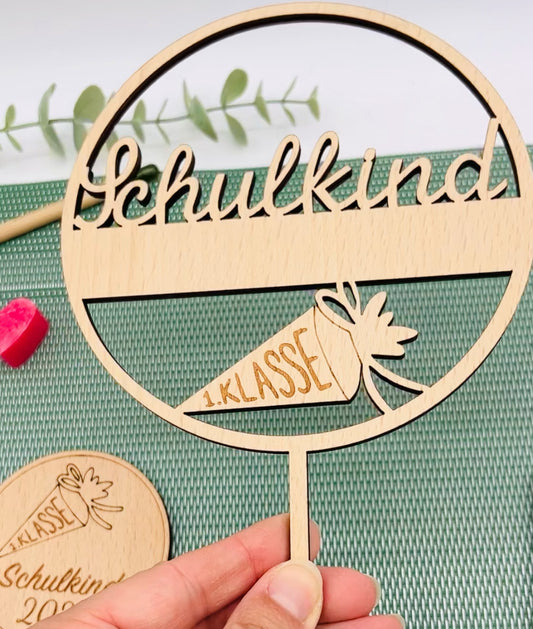 Holzstecker Einschulung personalisiert | Cake Topper Schulkind 2025 | Blumenstecker 1.Klasse | Geschenk zur Einschulung Holz | Tortenstecker