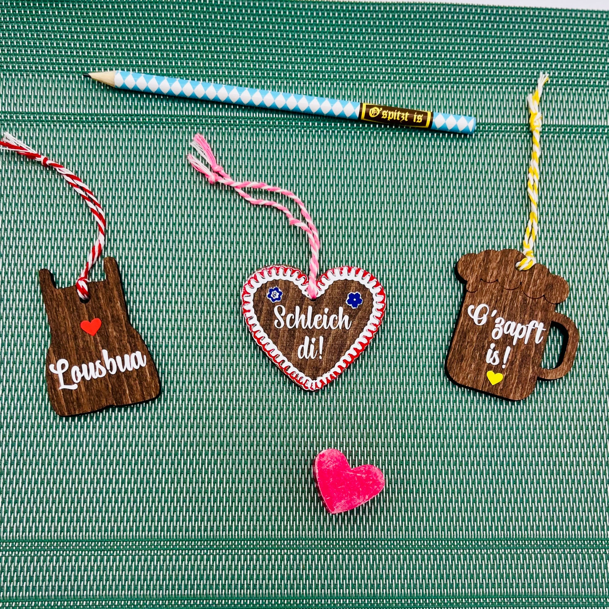 Holzanhänger in Lebkuchenherz-Stil - Lebkuchenherz Accessoire fürs Dirndl Lederhose | Trachten-Schmuck - Geschenkanhänger personalisiert - verschiedene Designs