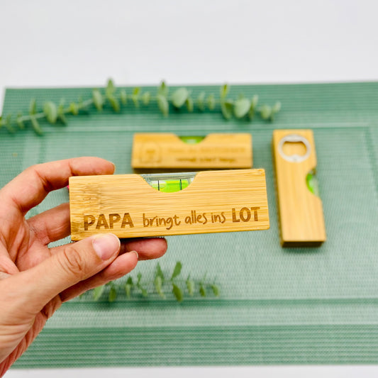 Mini Wasserwaage aus Holz mit Flaschenöffner – personalisiert | Geschenk für Papa & Opa | Vatertag, Männergeschenk, witziges Werkzeug-Gadget