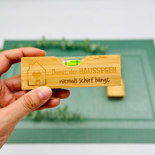 Mini Wasserwaage aus Holz mit Flaschenöffner – personalisiert | Geschenk für Papa & Opa | Vatertag, Männergeschenk, witziges Werkzeug-Gadget - Haussegen