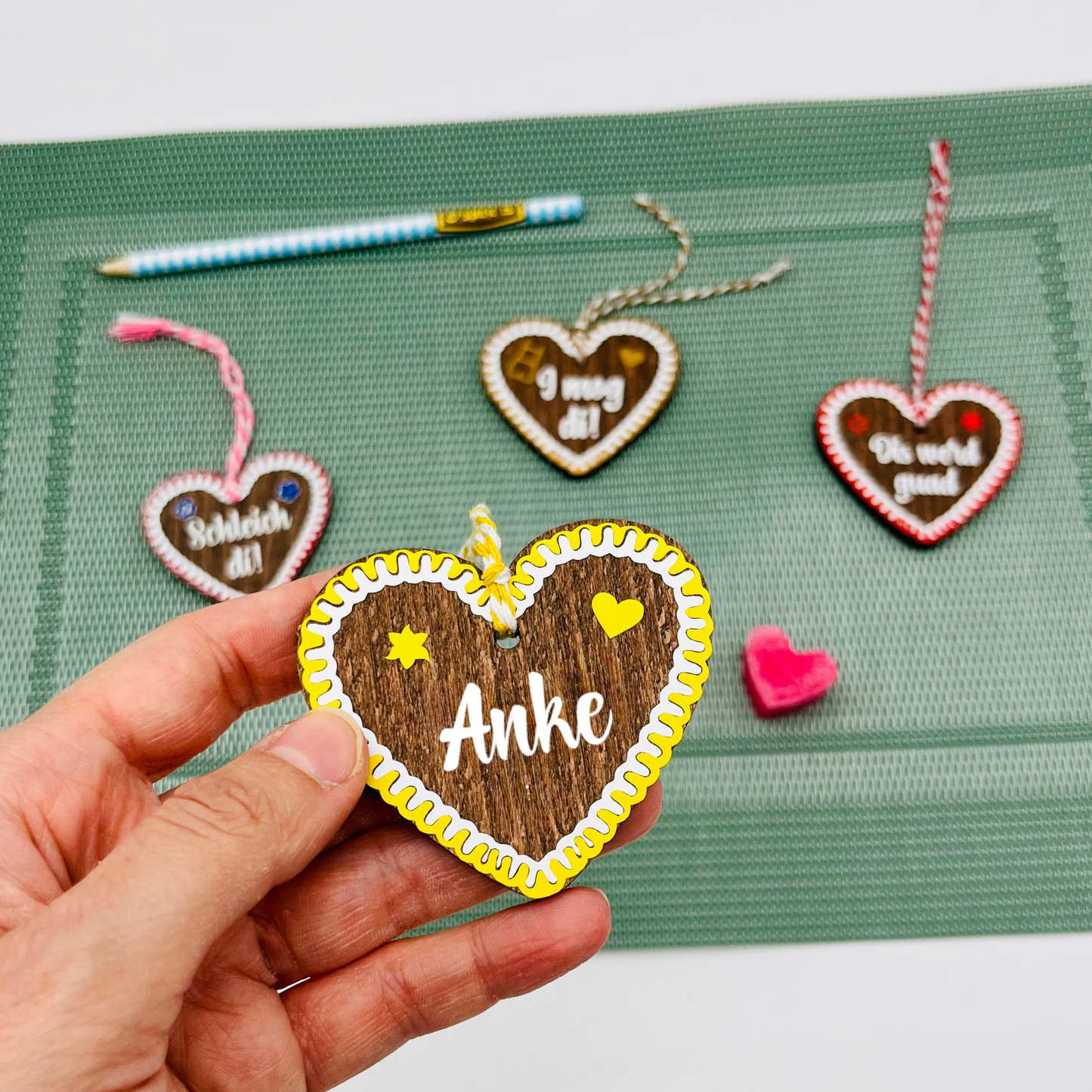 Holzanhänger in Lebkuchenherz-Stil - Lebkuchenherz Accessoire fürs Dirndl Lederhose | Trachten-Schmuck - Geschenkanhänger personalisiert - mit Namen