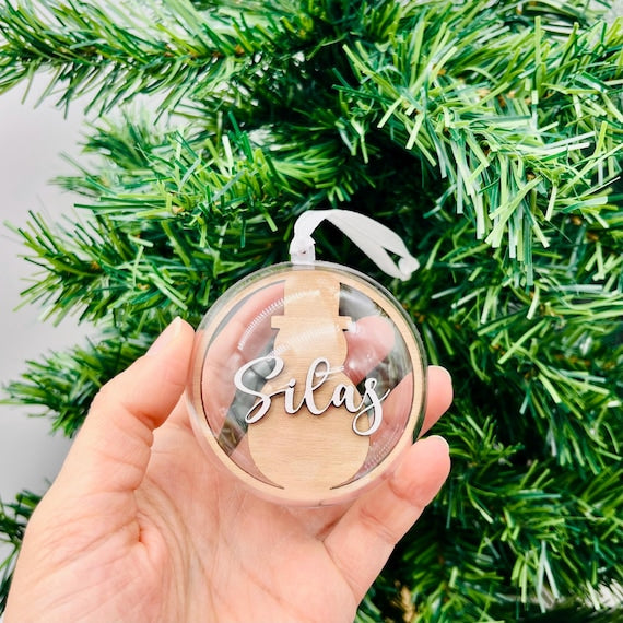 Personalisierte Weihnachtskugel aus Acryl mit Holz – Pergifto