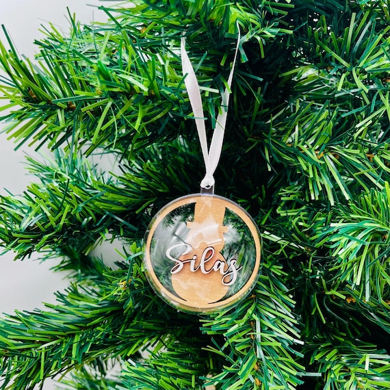 Personalisierte Weihnachtskugel aus Acryl mit Holz – Pergifto