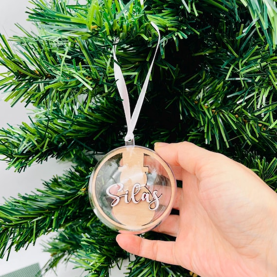 Personalisierte Weihnachtskugel aus Acryl mit Holz – Pergifto