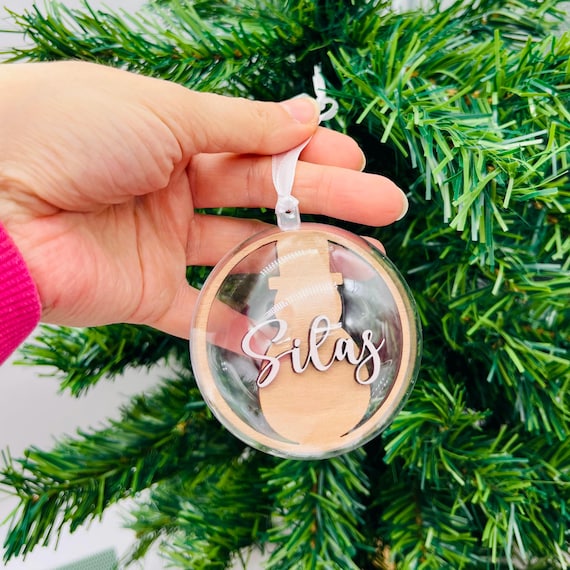 Personalisierte Weihnachtskugel aus Acryl mit Holz – Pergifto