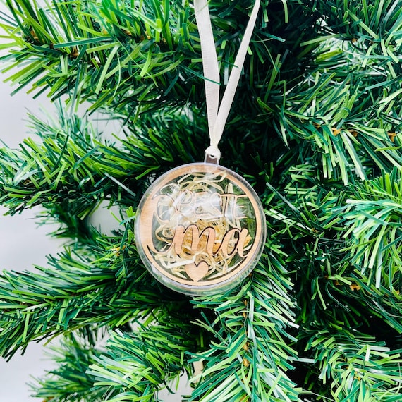 Personalisierte Weihnachtskugel aus Acryl mit Holz – Pergifto