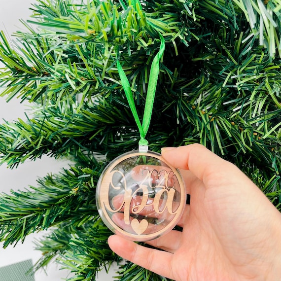 Personalisierte Weihnachtskugel aus Acryl mit Holz – Pergifto