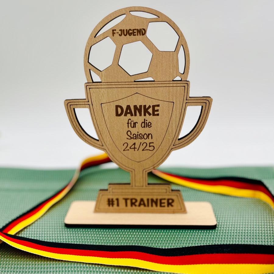 Personalisierter Holzpokal für Trainer und Vereine