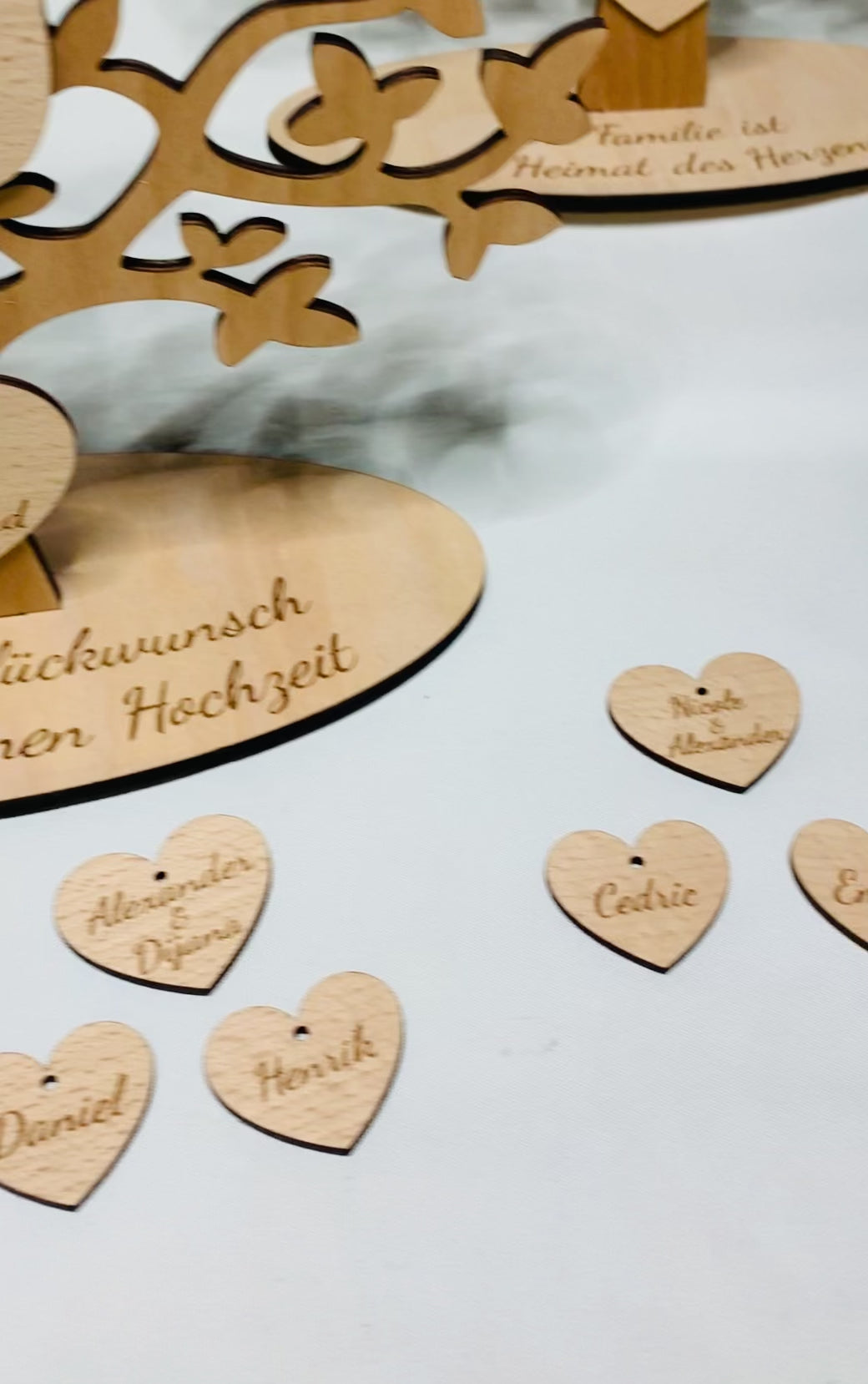 Herzanhänger aus Holz für Familienstammbaum nachbestellen - Namensschild Herz Holz - Anhänger für Gästebuch Baum in Herzform personalisiert