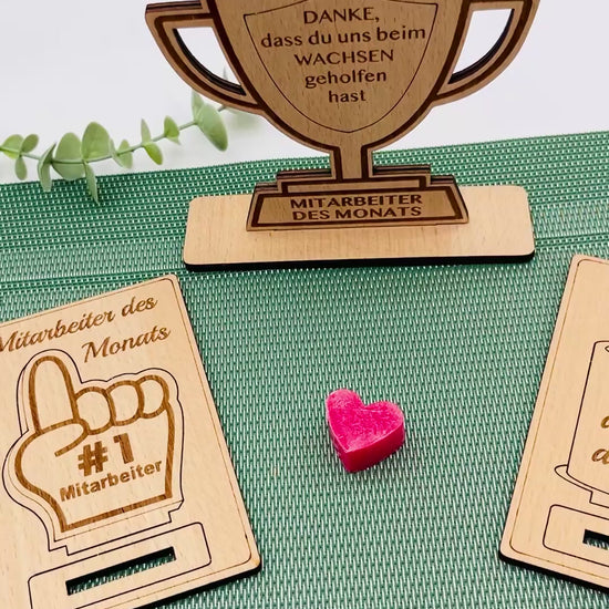 Pokal Aufsteller Geschenk Mitarbeiter aus Holz - Mitarbeiter des Monats - Abschied Mitarbeiter - Kollege - Kollegin - Rente - personalisiert