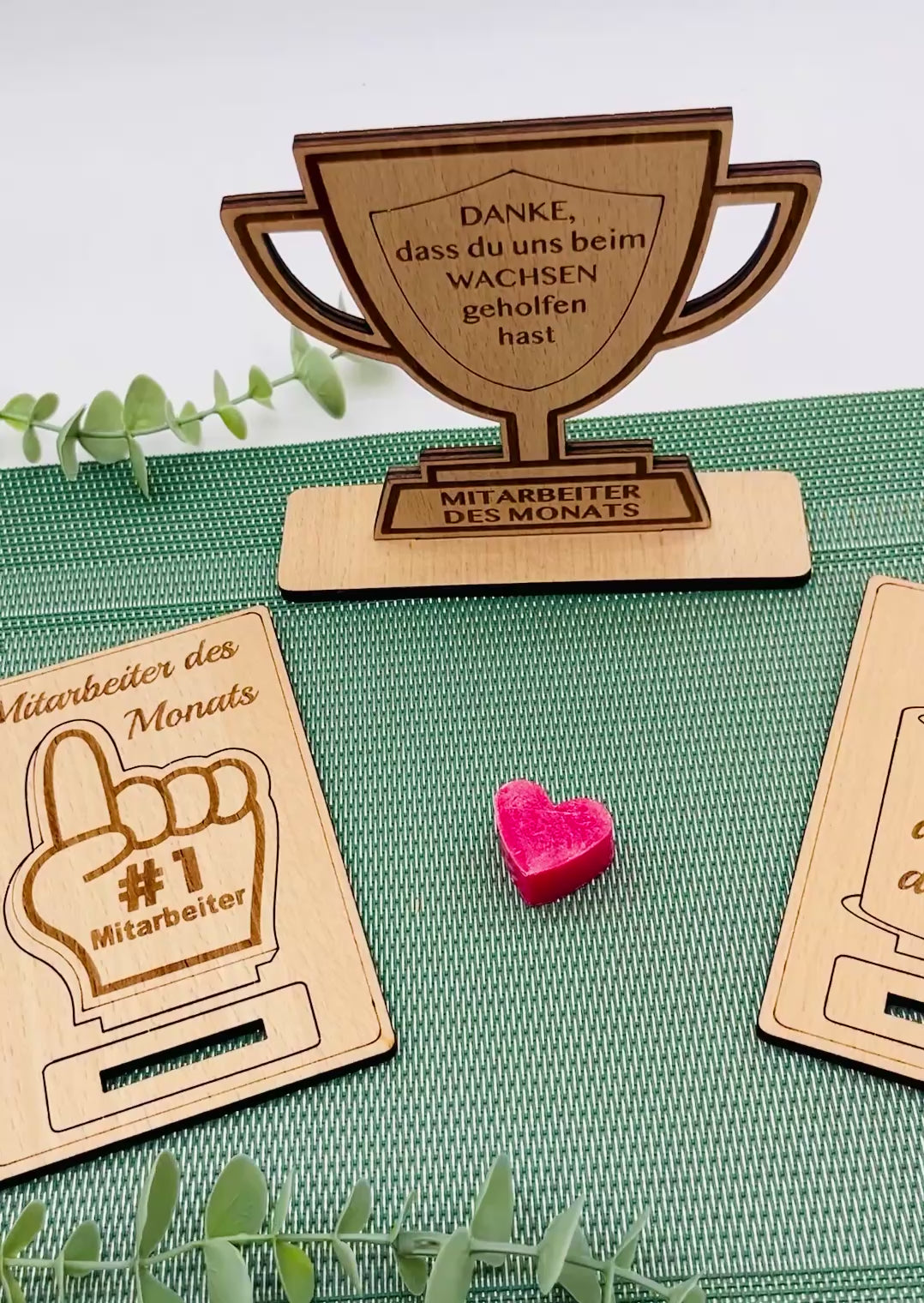 Pokal Aufsteller Geschenk Mitarbeiter aus Holz - Mitarbeiter des Monats - Abschied Mitarbeiter - Kollege - Kollegin - Rente - personalisiert