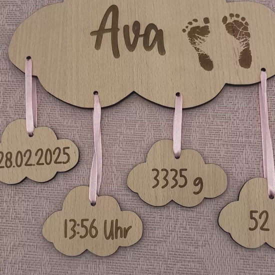 Personalisierte Baby Wolke aus Holz mit Name, Babyfüßchen und Geburtsdaten. Ein liebevolles Geschenk zur Geburt und wunderschöne Dekoration 