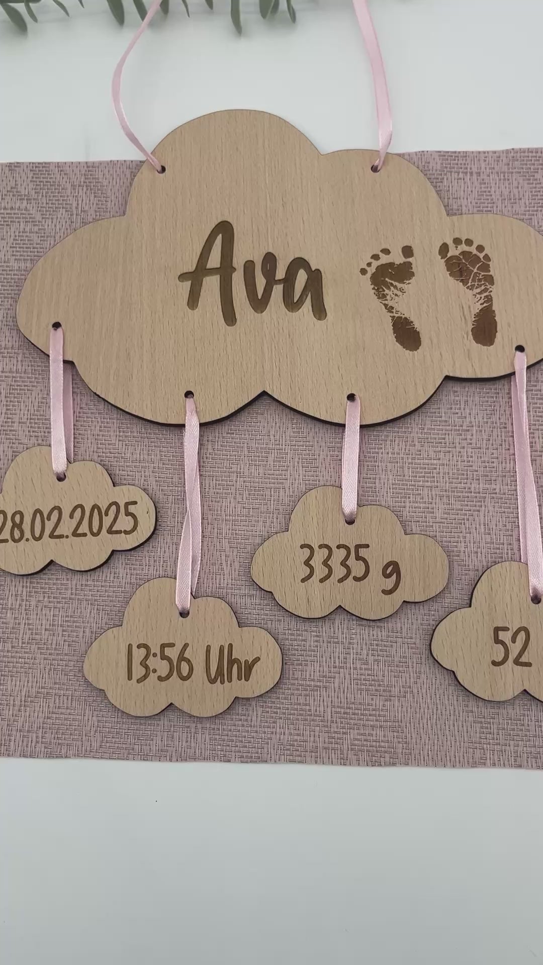 Personalisierte Baby Wolke aus Holz mit Name, Babyfüßchen und Geburtsdaten. Ein liebevolles Geschenk zur Geburt und wunderschöne Dekoration 