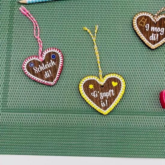 Holzanhänger in Lebkuchenherz-Stil - Lebkuchenherz Accessoire fürs Dirndl Lederhose | Trachten-Schmuck - Geschenkanhänger personalisiert