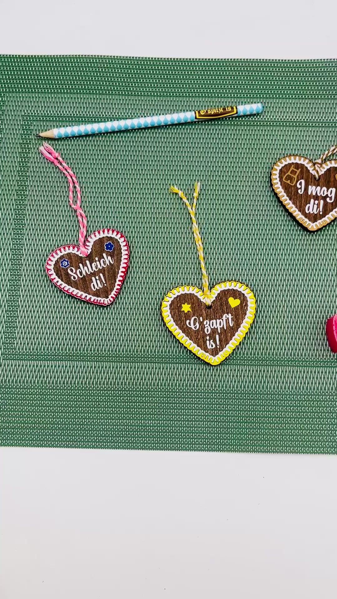 Holzanhänger in Lebkuchenherz-Stil - Lebkuchenherz Accessoire fürs Dirndl Lederhose | Trachten-Schmuck - Geschenkanhänger personalisiert