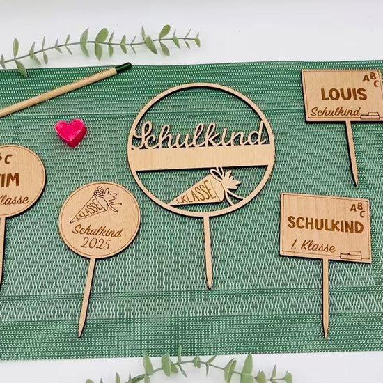Holzstecker Einschulung personalisiert | Cake Topper Schulkind 2025 | Blumenstecker 1.Klasse | Geschenk zur Einschulung Holz | Tortenstecker