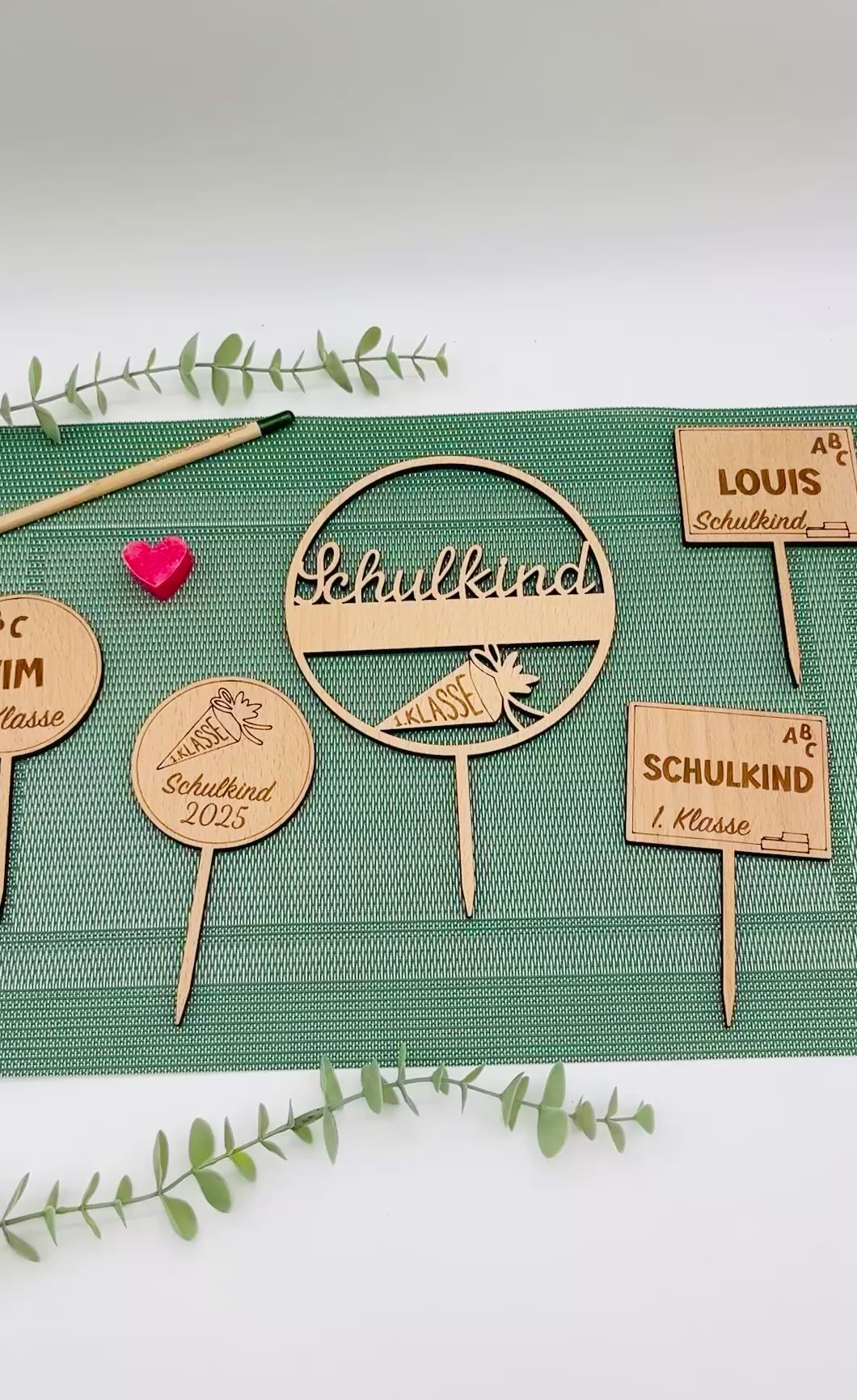 Holzstecker Einschulung personalisiert | Cake Topper Schulkind 2025 | Blumenstecker 1.Klasse | Geschenk zur Einschulung Holz | Tortenstecker
