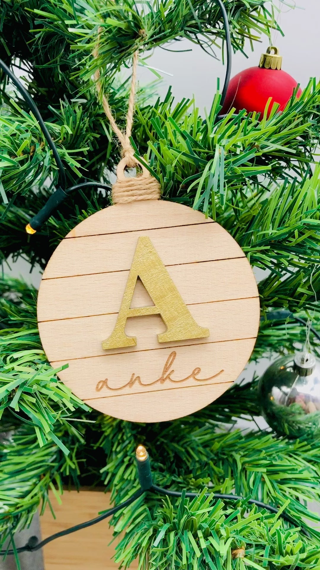Weihnachtsornament mit Initial und Namen aus Holz - nachhaltiges Holzornament Weihnachtsdeko