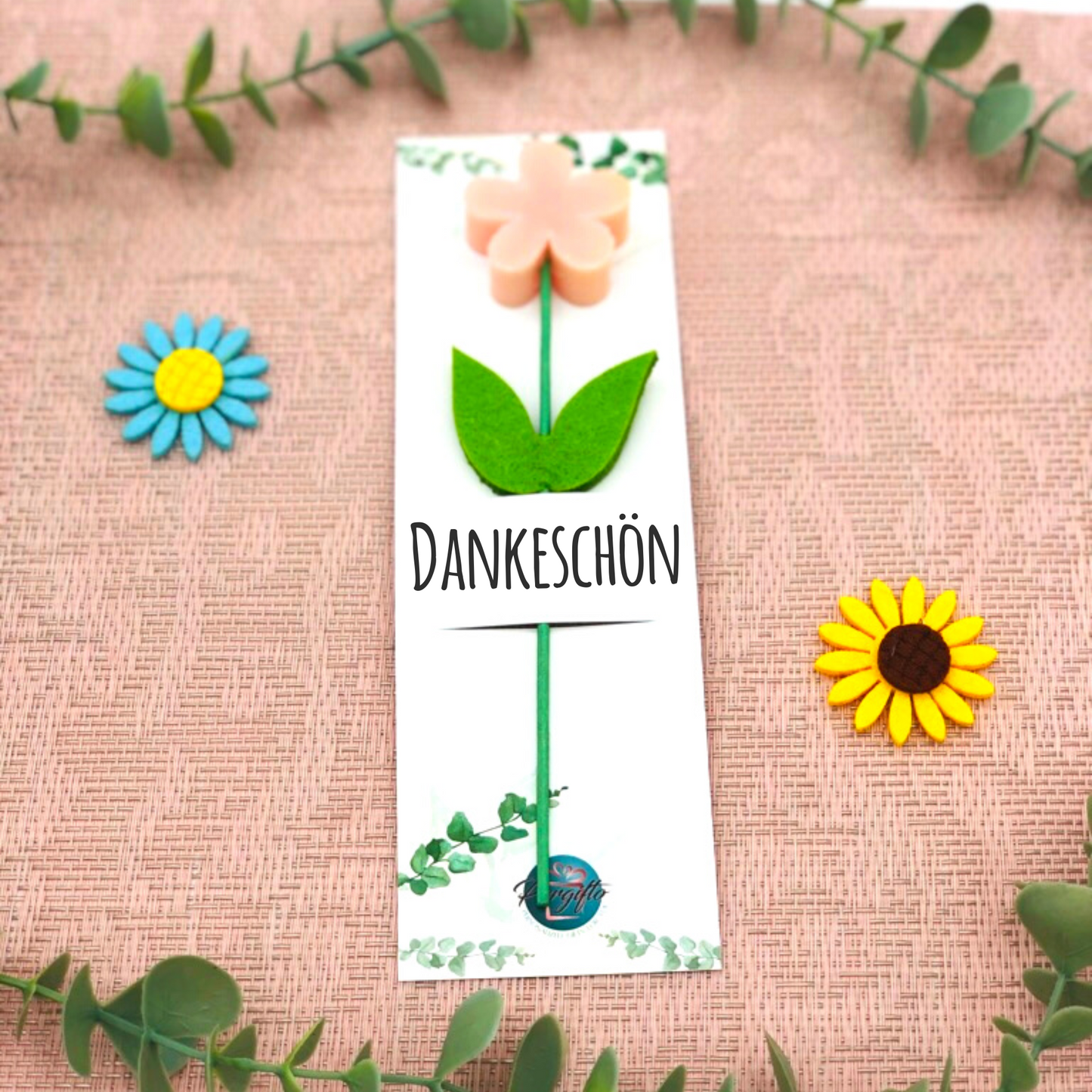 Blumenseife Margerite - kleines Geschenk zum Danke sagen - Seife am Stab mit Karte personalisiert