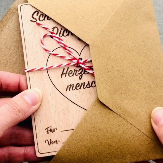 Grußkarte aus Holz mit Spruch und Herzanhänger