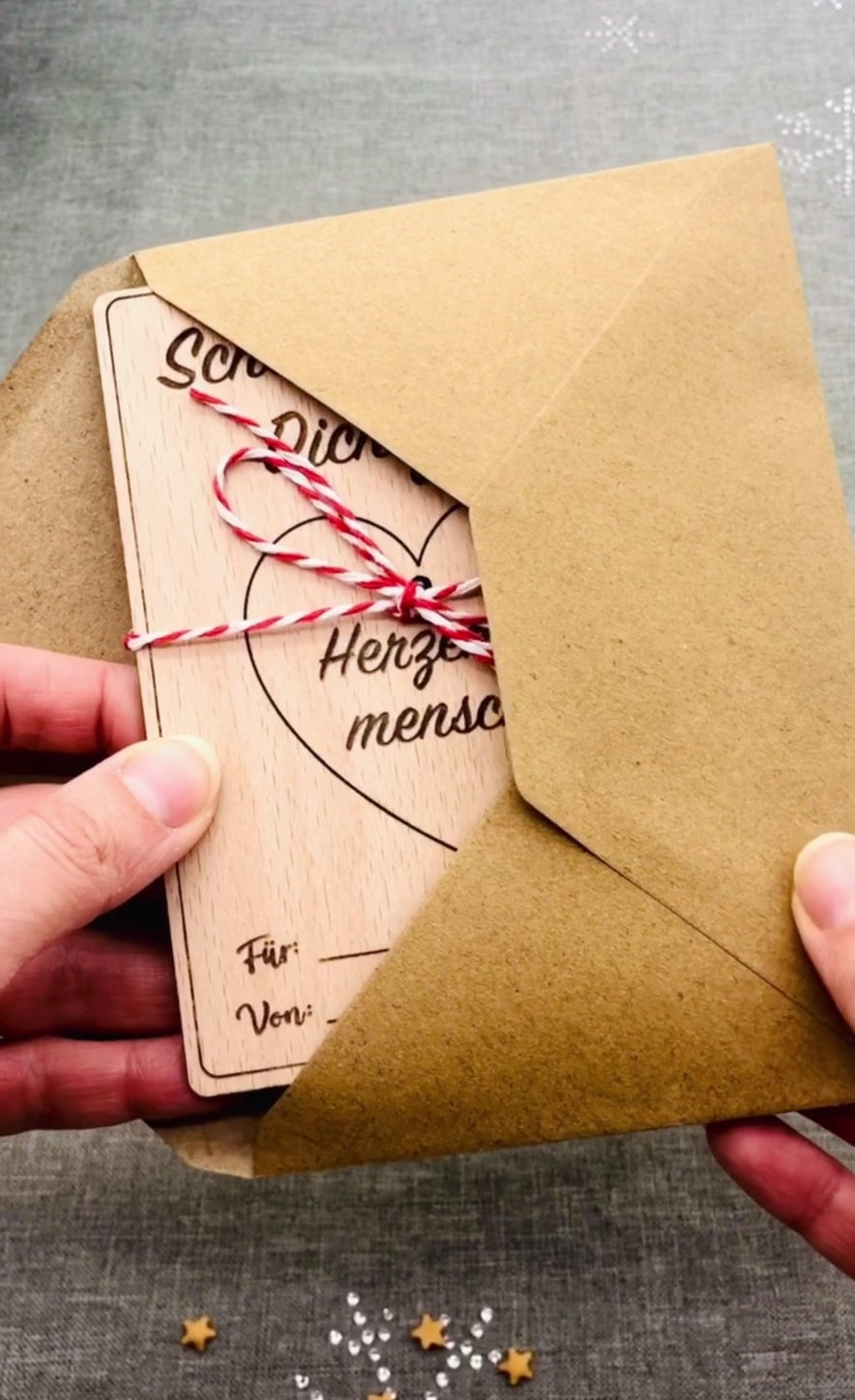 Grußkarte aus Holz mit Spruch und Herzanhänger