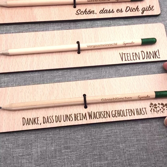 Holzkarte mit Bleistift als nachhaltiges Geschenk