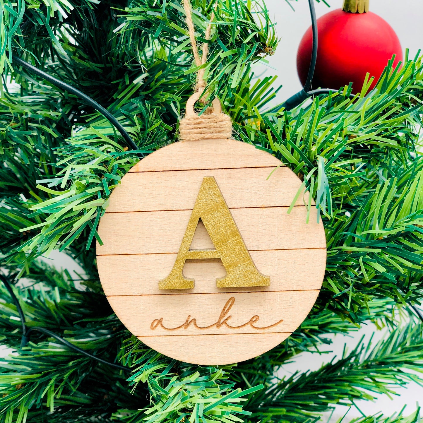 Holz Weihnachtsornament mit Initial und Namen aus Holz - nachhaltiges Holzornament Weihnachten
