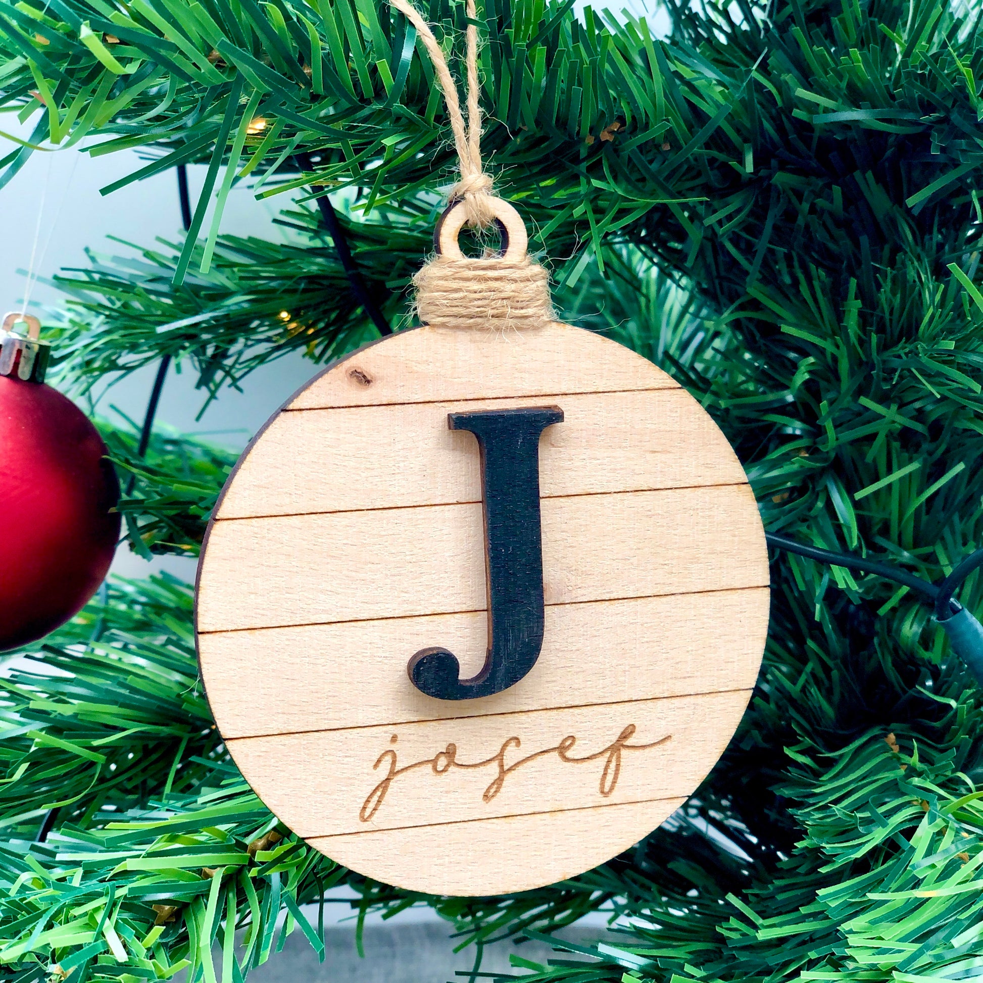 Weihnachtsornament mit Initial und Namen aus Holz - nachhaltiges Holzornament Weihnachtsgeschenk
