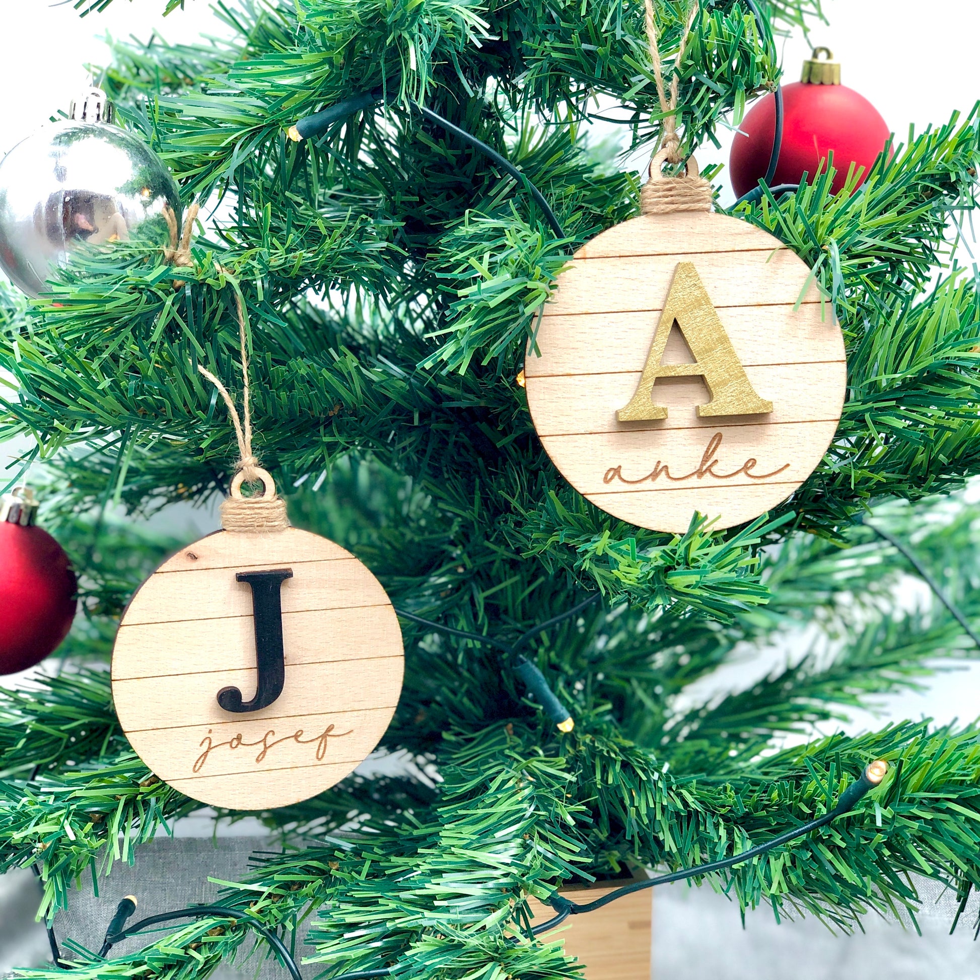 Weihnachtsornament mit Initial und Namen aus Holz - nachhaltiges Holzornament Weihnachten