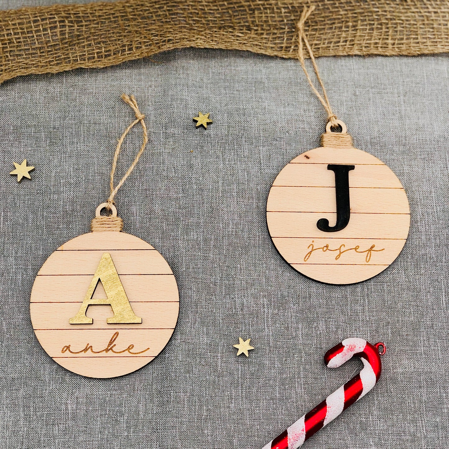 Weihnachtsornament mit Initial und Namen aus Holz - nachhaltiges Holzornament Weihnachten personalisiert