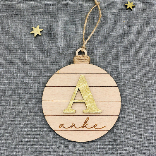 Weihnachtsornament mit Initial und Namen aus Holz 