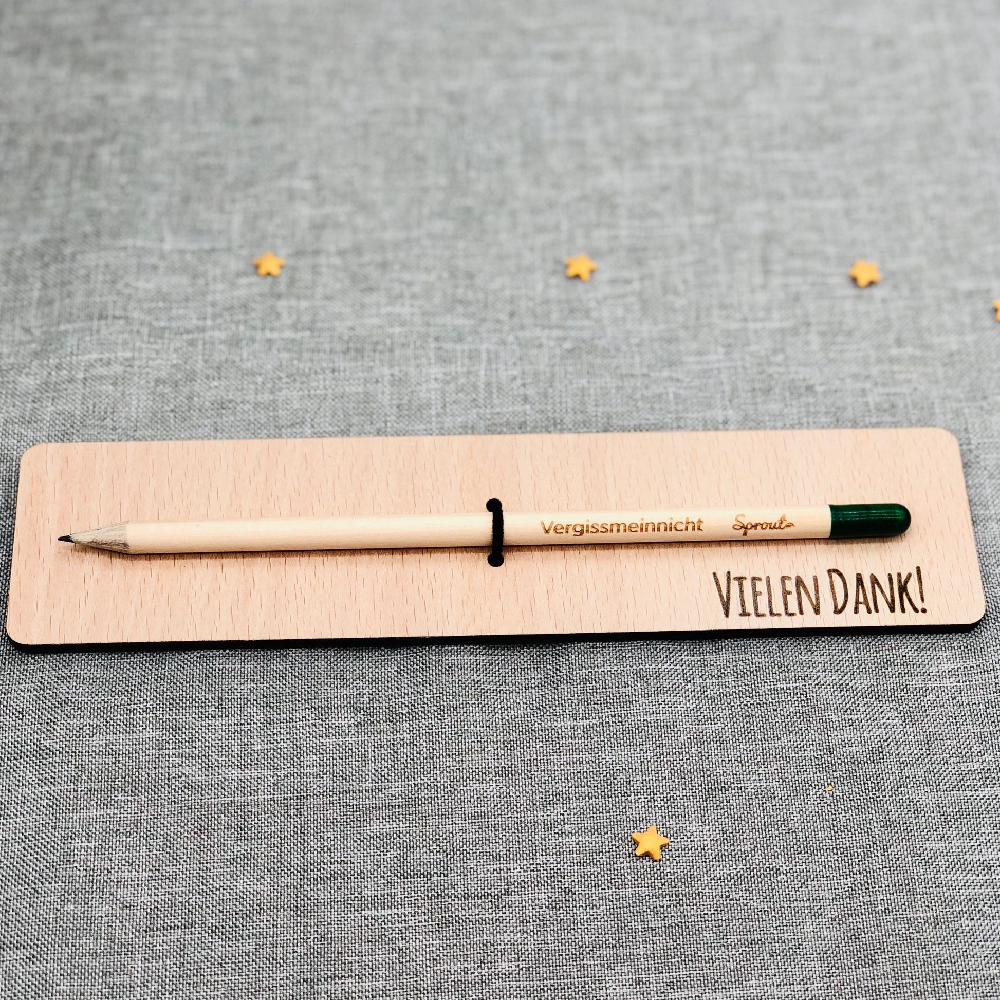 Holzkarte "Vielen Danke" mit Bleistift als nachhaltiges Geschenk