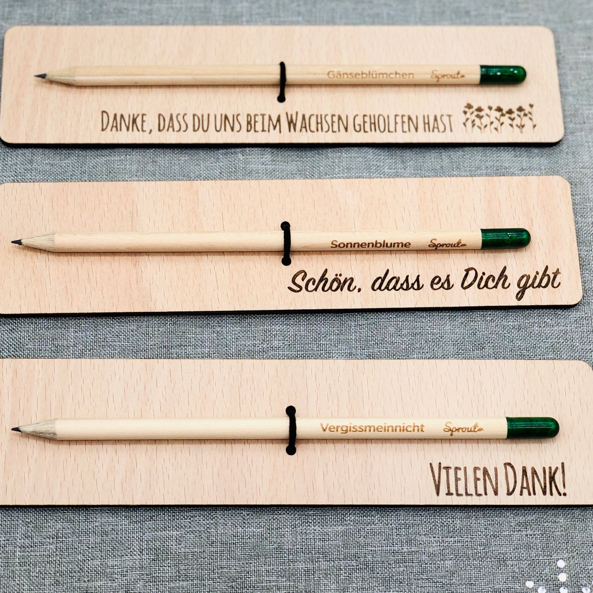 Holzkarte mit Spruch und Bleistift als nachhaltiges Geschenk